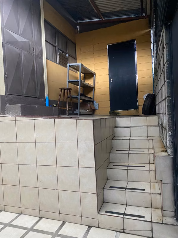 Venta de propiedad con bodega construida, apta para desarrollo de apartamentos, o alguna actividad comercial