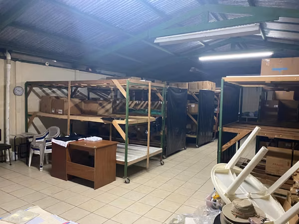 Venta de propiedad con bodega construida, apta para desarrollo de apartamentos, o alguna actividad comercial