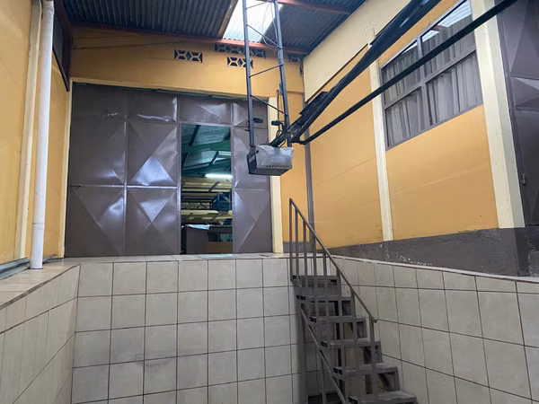 Venta de propiedad con bodega construida, apta para desarrollo de apartamentos, o alguna actividad comercial