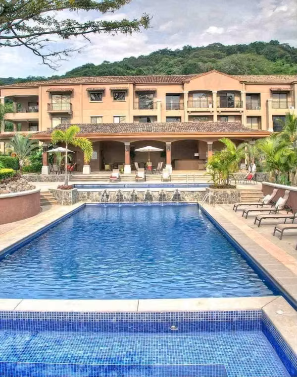 Alquiler y venta de casa en condominio en pozos santa ana vía nova