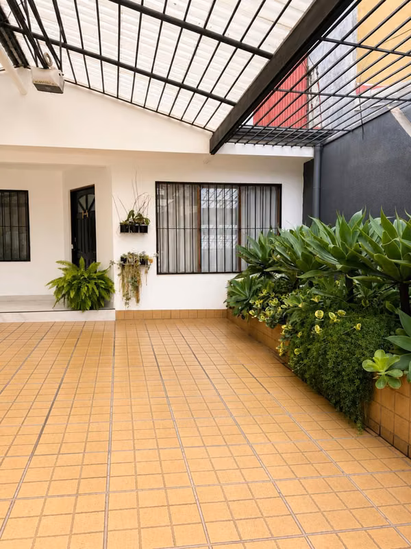 REMODELED HOUSE FOR SALE PAGAS, A FLOOR WITH PATIO! P615