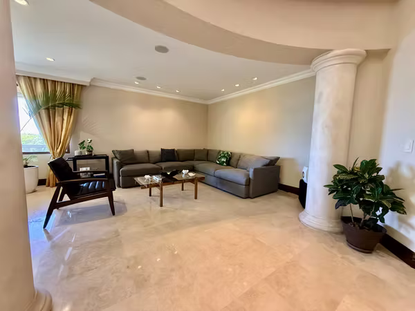 Venta de exclusiva residencia de lujo en Villa Real, Santa Ana