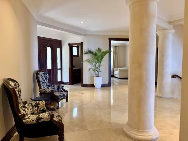 Venta de exclusiva residencia de lujo en Villa Real, Santa Ana