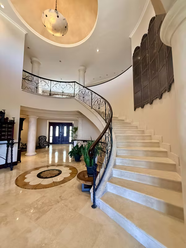 Venta de exclusiva residencia de lujo en Villa Real, Santa Ana