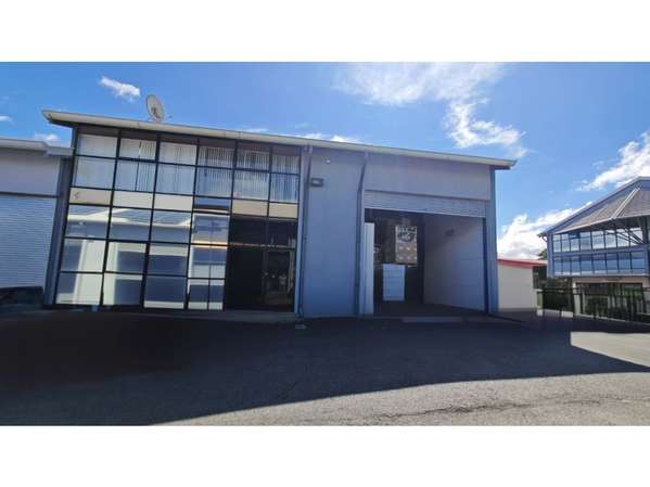 Alquiler de bodega y/o oficinas en Guachipelin