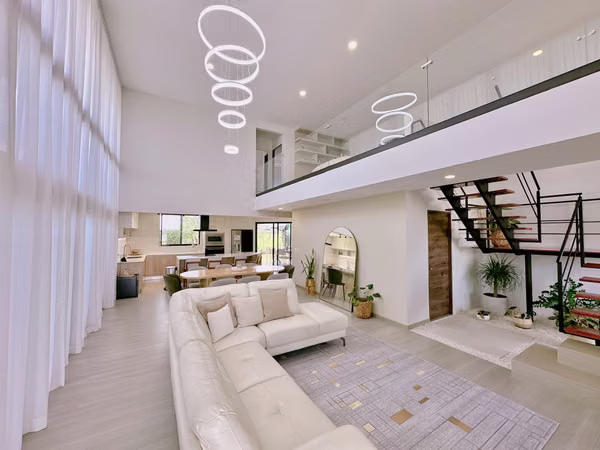 VENTA DE MODERNA CASA EN CONDOMINIO EN LOS REYES, LA GUACIMA - ALAJUELA