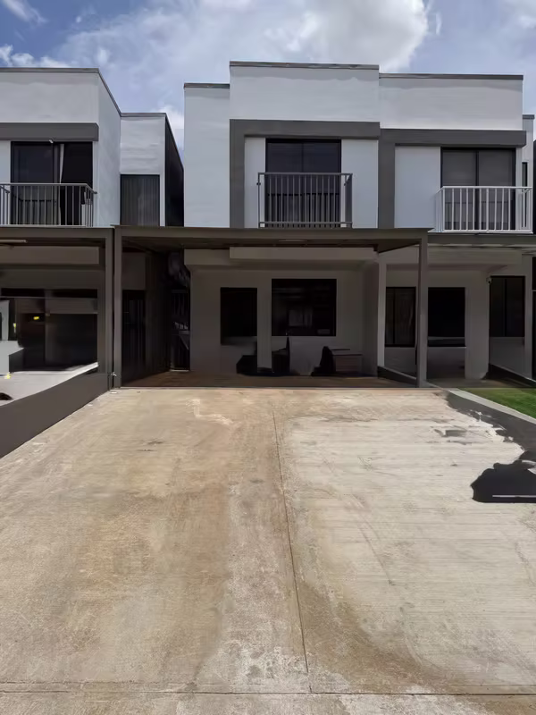 Alquiler de casa para estrenar. Condominio Real Ojo de Agua.