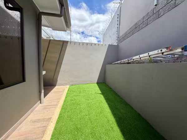 Alquiler de casa para estrenar. Condominio Real Ojo de Agua.