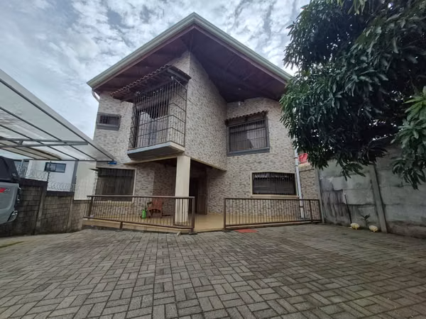VENDO  HERMOSA PROPIEDAD 2 niveles ubicada en San Josecito de San Rafael de Heredia
