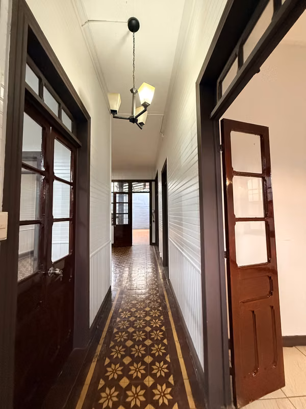 Alquiler de Local Comercial en Barrio Aranjuez – 5 Espacios / Jardín