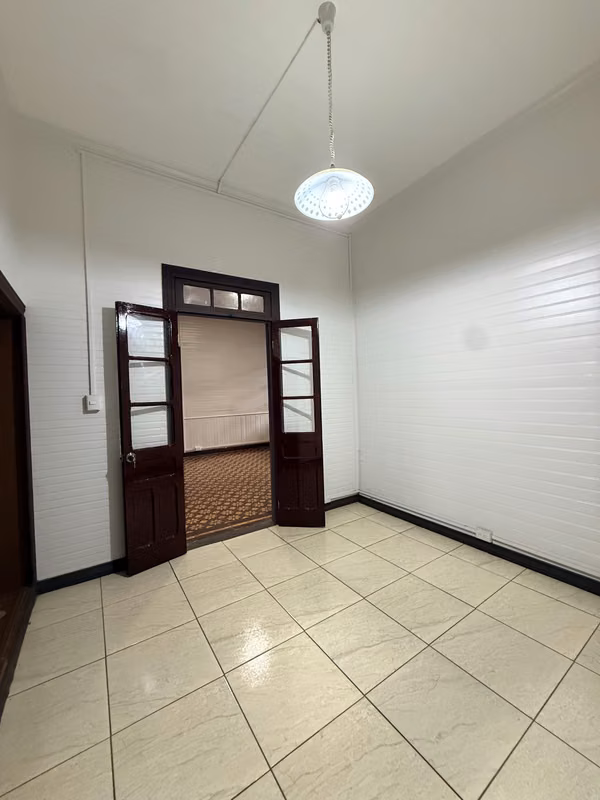 Alquiler de Local Comercial en Barrio Aranjuez – 5 Espacios / Jardín