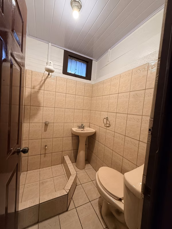 Alquiler de Local Comercial en Barrio Aranjuez – 5 Espacios / Jardín