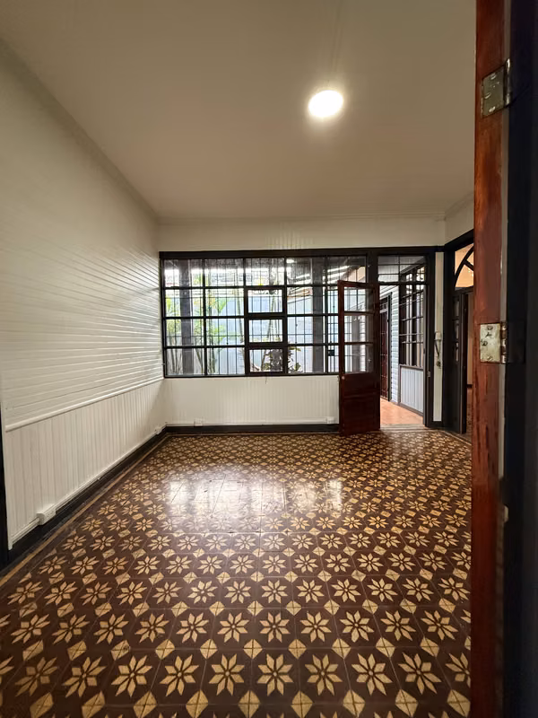 Alquiler de Local Comercial en Barrio Aranjuez – 5 Espacios / Jardín