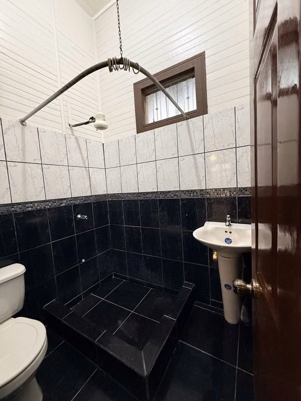 Alquiler de Local Comercial en Barrio Aranjuez – 5 Espacios / Jardín