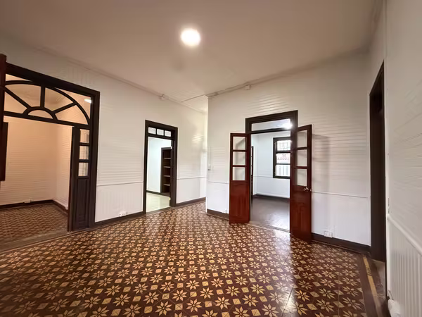 Alquiler de Local Comercial en Barrio Aranjuez – 5 Espacios / Jardín