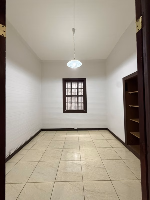 Alquiler de Local Comercial en Barrio Aranjuez – 5 Espacios / Jardín