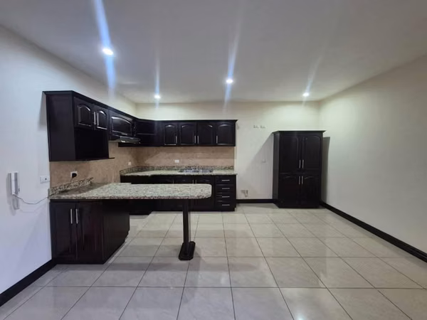 ALQUILER DE APARTAMENTO UBICADO EN AYARCO, CURRIDABAT, DE 3 HABITACIONES , INCLUYE INTERNET Y CABLE