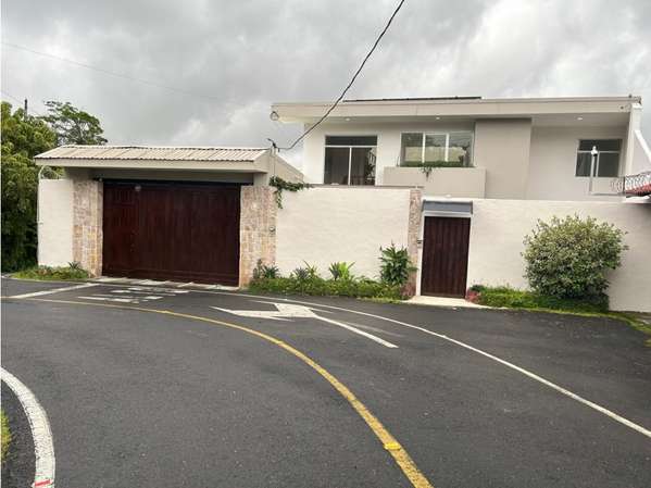 CASA INDEPENDIENTE EN VENTA con hermosa vista | ESCAZÚ
