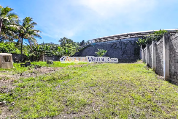 Flat lot of 1,162 m2 in a private residential in Santa Ana