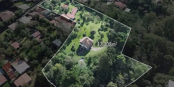 Sale of a 12,108 m² lot with 3 houses for development/investment in the east (CT)