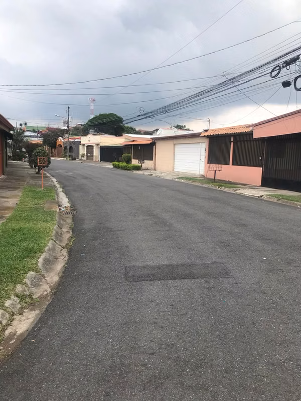 Venta Amplia Casa de un solo nivel en Tibás.