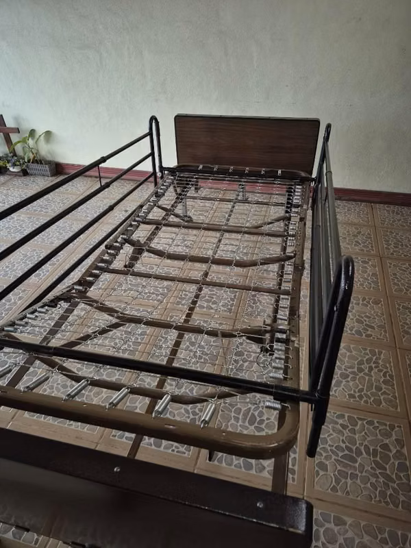 Cama hospitalaria manual metálica de 3 posiciones