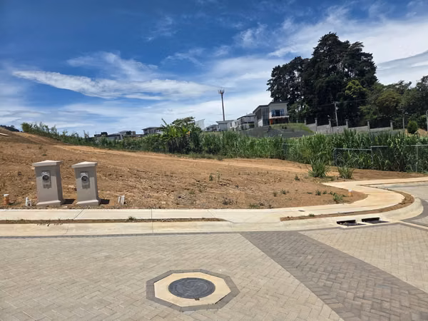 Lote de 227m2 en exclusivo Condominio de Tres Ríos/ 56 millones