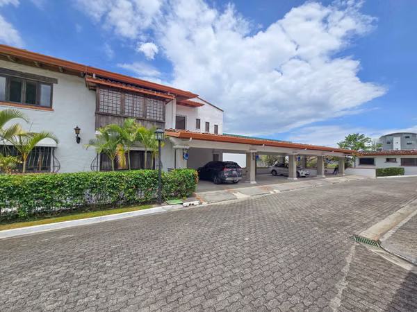 3 bedrs apartment + maid's quarters / with garden in Bello Horizonte Escazu