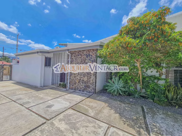 One-level house with 2 bedrs and patio in Santa Ana Centro