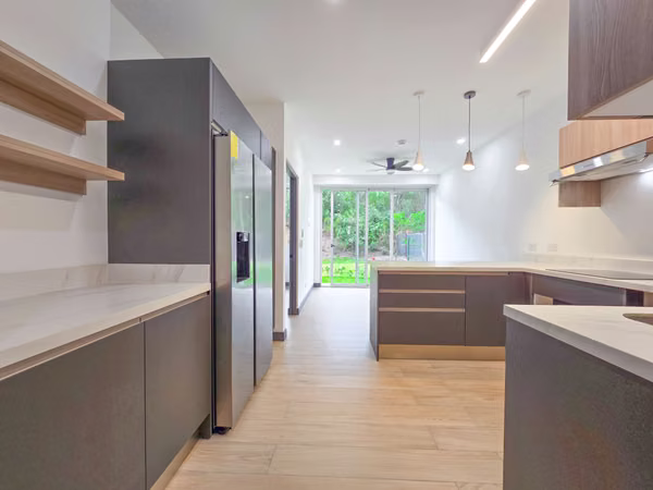 Brand new! Luxurious apartment with garden and appliances in Santa Ana