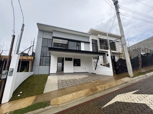 * Sale of beautiful 4 bedroom house in condo in Tres Rios.