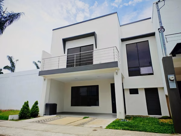 *Venta de Casa de Lujo en Condominio Tipo Resort en Tres Ríos