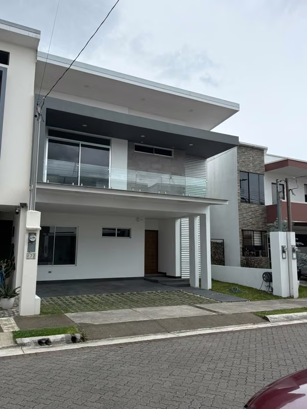 *Venta de casa en Tres Rios en condominio.