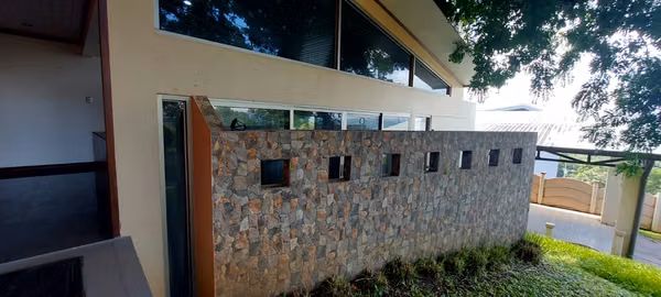 Casa amplia de 4 habitaciones en Condominio el Cedro Naranjo