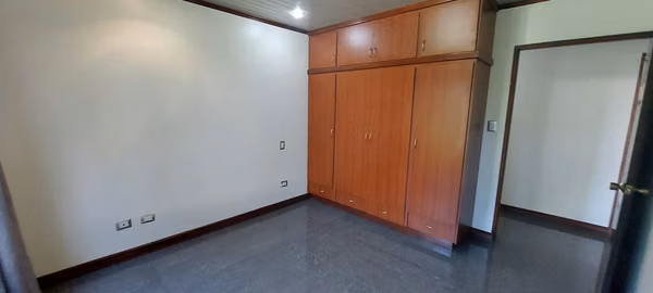 Casa amplia de 4 habitaciones en Condominio el Cedro Naranjo