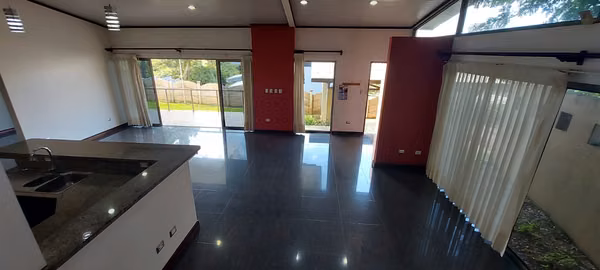 Casa amplia de 4 habitaciones en Condominio el Cedro Naranjo
