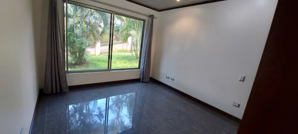 Casa amplia de 4 habitaciones en Condominio el Cedro Naranjo