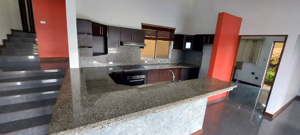 Casa amplia de 4 habitaciones en Condominio el Cedro Naranjo