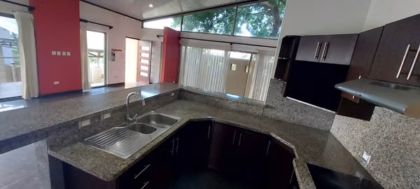 Casa amplia de 4 habitaciones en Condominio el Cedro Naranjo