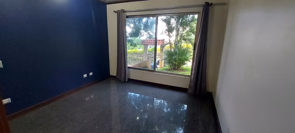 Casa amplia de 4 habitaciones en Condominio el Cedro Naranjo