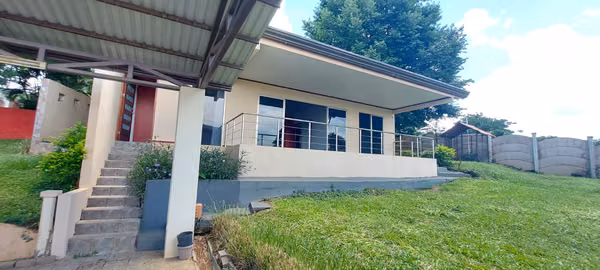 Casa amplia de 4 habitaciones en Condominio el Cedro Naranjo