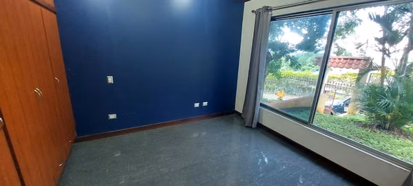 Casa amplia de 4 habitaciones en Condominio el Cedro Naranjo