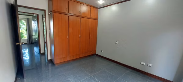 Casa amplia de 4 habitaciones en Condominio el Cedro Naranjo