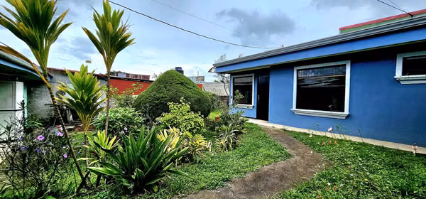 Houses for sale in Moravia LAS AMERICAS Large Green Area.