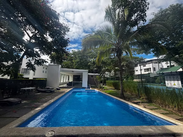 Apartamento amoblado dos habitaciones condominio amenidades Pozos de Santa Ana