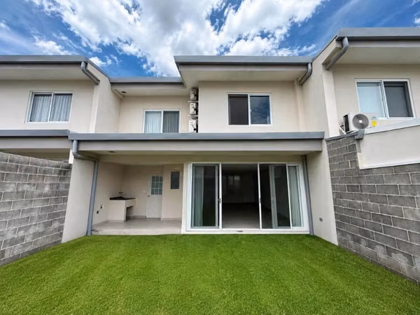 Alquiler de casa en condominio en 3/10 GUACHIPELIN de Escazú seguridad y amenidades y línea blanca