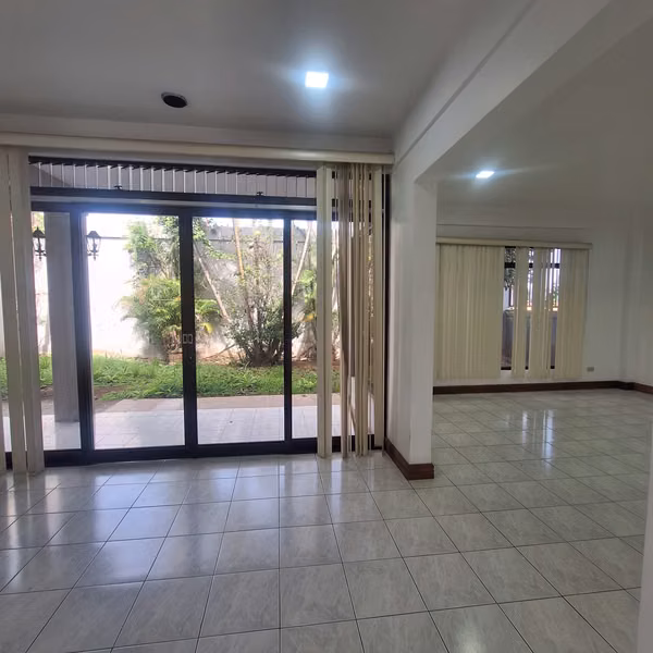 Alquiler de casa esquinera en Geroma - Favorita Norte RH