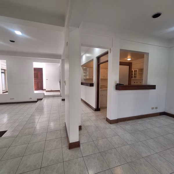 Alquiler de casa esquinera en Geroma - Favorita Norte RH