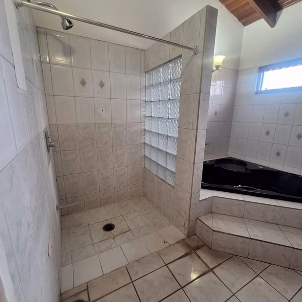 Alquiler de casa esquinera en Geroma - Favorita Norte RH