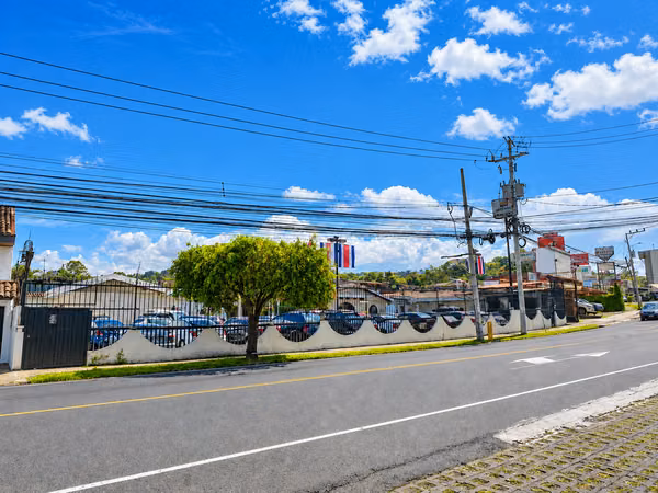 Propiedad Comercial 3.283 m² con Locales, Oficinas y Bodega | Pinares